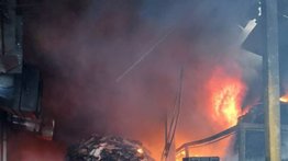 Identifican cinco puntos de ignición en incendio de galpones del Ivss en Antímano