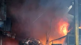 Identifican cinco puntos de ignición en incendio de galpones del Ivss en Antímano