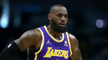 LeBron James renueva por dos años con los Lakers LeBron James renueva por dos años con los Lakers