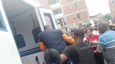 Tres niños caen al vacío desde segundo piso en Miranda