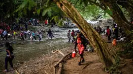 Migrantes venezolanos rescatan a niña abandonada en la selva de Darién