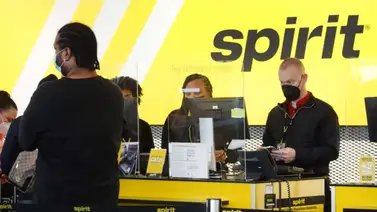 Enfrentamiento a golpes entre un empleado de aerolínea y una pasajera en EEUU Enfrentamiento a golpes entre un empleado de aerolínea y una pasajera en EEUU