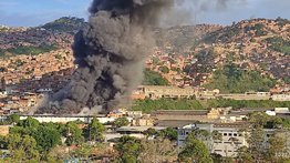 Reportan incendio de gran magnitud en galpones del MPPS en Carapita