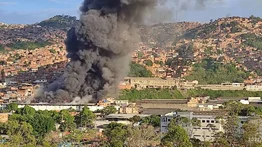 Reportan incendio de gran magnitud en galpones del MPPS en Carapita