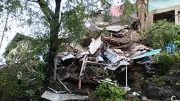 Vivienda se derrumbó en La Guaira tras fuertes lluvias