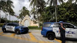 Abogada de Trump: El FBI se lleva una docena de cajas en allanamiento a la casa