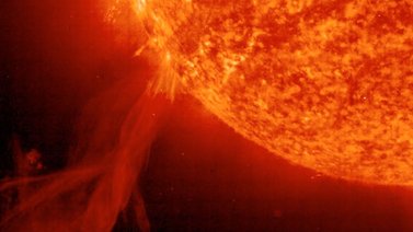 Flujo inesperado de viento solar provoca tormenta geomagnética en la tierra