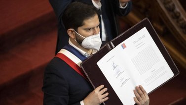 Boric se compromete a mejorar nueva Constitución de Chile