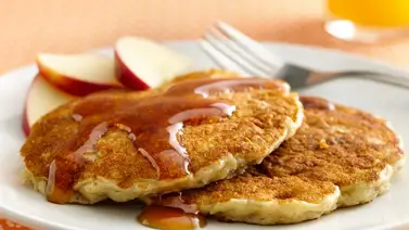 Hot cakes con compota de manzana y canela Hot cakes con compota de manzana y canela