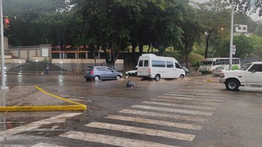 (+FOTOS) Fuertes lluvias en Caracas inundan las avenidas La Paz y San Martín