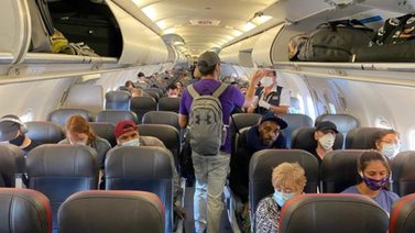 Biden busca indemnización de las aerolíneas a sus pasajeros