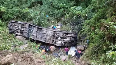 Accidente de autobús en Bolivia deja un muerto y 20 heridos Accidente de autobús en Bolivia deja un muerto y 20 heridos