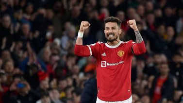 El lateral brasileño Alex Telles jugará en el Sevilla