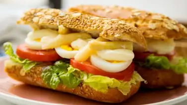 Sándwich con vegetales para un desayuno nutritivo Sándwich con vegetales para un desayuno nutritivo