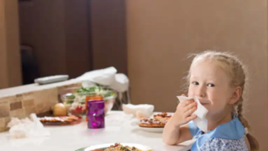 Así puedes enseñarle etiqueta y buenos modales a tu hijo