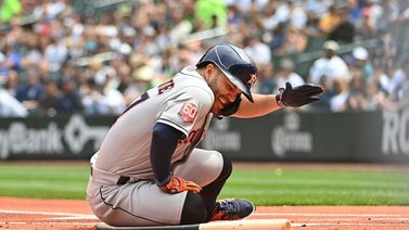 (+VIDEO) Fanáticos pasan susto con pelotazo a José Altuve