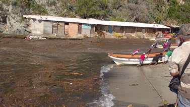 Embarcaciones pesqueras en Choroní afectadas por desborde de río