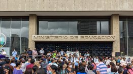 En imágenes: Protesta de docentes frente al Ministerio de Educación