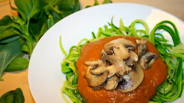 Pasta de calabacín con salsa de tomate y champiñones Pasta de calabacín con salsa de tomate y champiñones