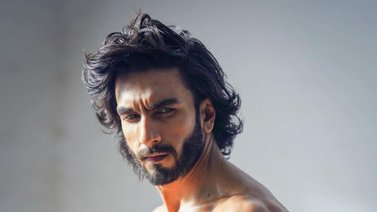 Denuncian a estrella de Bollywood por polémico desnudo en una revista