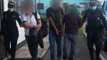Capturan a tres coyotes con 13 venezolanos dentro de un autobús en Guatemala