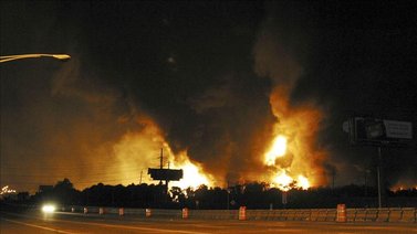 Incendio en Lima por estallidos pirotécnicos deja cinco muertos