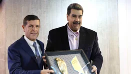 ¡Maduro ya tiene la zurda de Maradona! Entregan réplica del pie izquierdo al presidente