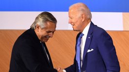 Aplazan reunión de Biden con Alberto Fernández por COVID-19