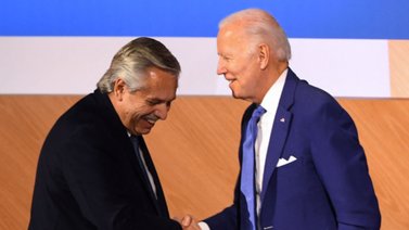 Aplazan reunión de Biden con Alberto Fernández por COVID-19