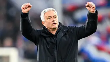 Emotivo video: Le propone matrimonio a su novia frente a Mourinho Emotivo video: Le propone matrimonio a su novia frente a Mourinho