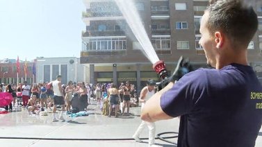 Bomberos acuden a refrescar a los fans de Rosalía en Madrid