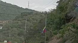 Deslizamiento en la autopista Caracas-La Guaira genera fuerte congestión en ambos sentidos