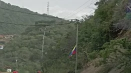 Deslizamiento en la autopista Caracas-La Guaira genera fuerte congestión en ambos sentidos