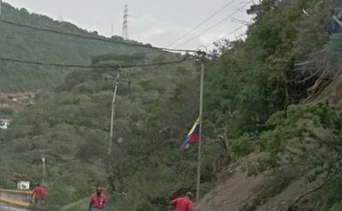 Deslizamiento en la autopista Caracas-La Guaira genera fuerte congestión en ambos sentidos