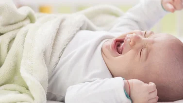 ¿Debo dejar llorar al bebé para que no se malcríe?