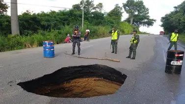 Hundimiento en carretera Lara-Zulia impide paso vehicular Hundimiento en carretera Lara-Zulia impide paso vehicular