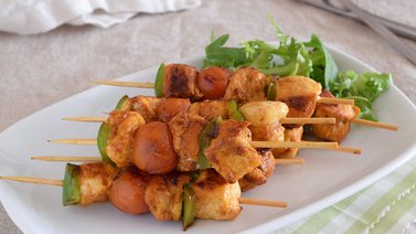 Sencillas brochetas de pollo con verduras