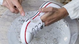 Trucos para dejar los zapatos blancos como nuevos