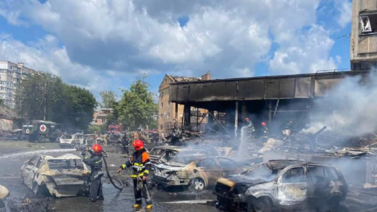 Al menos 20 muertos tras ataque con misiles en el centro de Ucrania