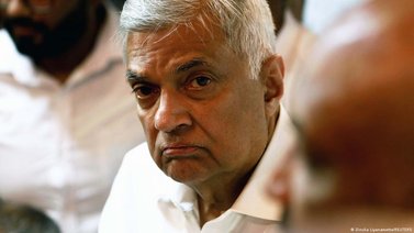 Primer ministro de Sri Lanka asume como presidente interino