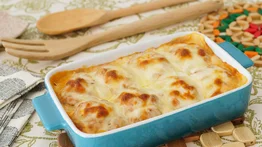 Huevos rellenos de atún con bechamel al horno