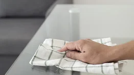 Cómo limpiar una mesa de vidrio con productos caseros