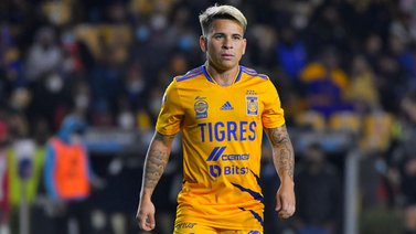Yeferson Soteldo es atacado por un hincha de los Tigres UANL