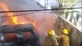 Incendio en taller mecánico de Barquisimeto deja ocho carros destrozados y un herido