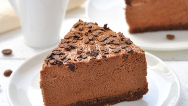 Merienda con una torta fría de chocolate
