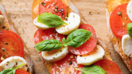 Crujiente crostini de mozzarella y tomate