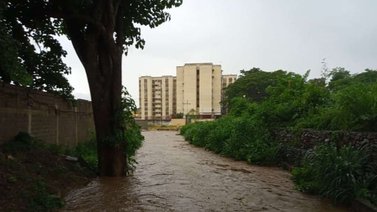 Fuertes lluvias causan desbordamientos de ríos y quebradas en Ocumare del Tuy