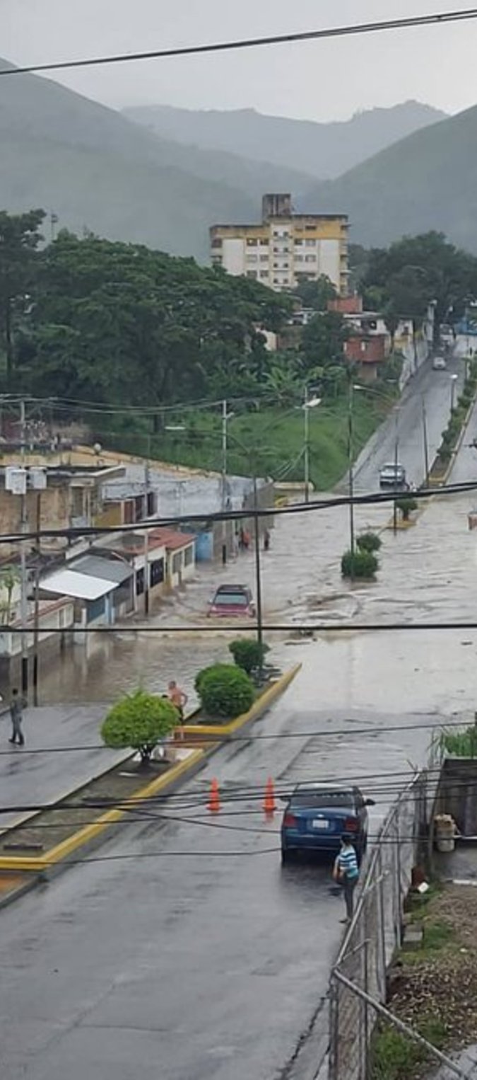 Fuertes lluvias causan desbordamientos de ríos y quebradas en Ocumare del Tuy Fuertes lluvias causan desbordamientos de ríos y quebradas en Ocumare del Tuy