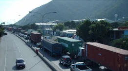 Pareja de motorizados choca contra vehículo de carga en Carabobo