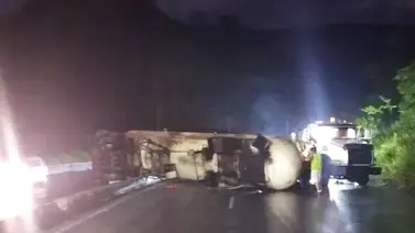 Volcamiento de gandola con gas propano genera retraso en autopista ARC con sentido a Caracas Volcamiento de gandola con gas propano genera retraso en autopista ARC con sentido a Caracas